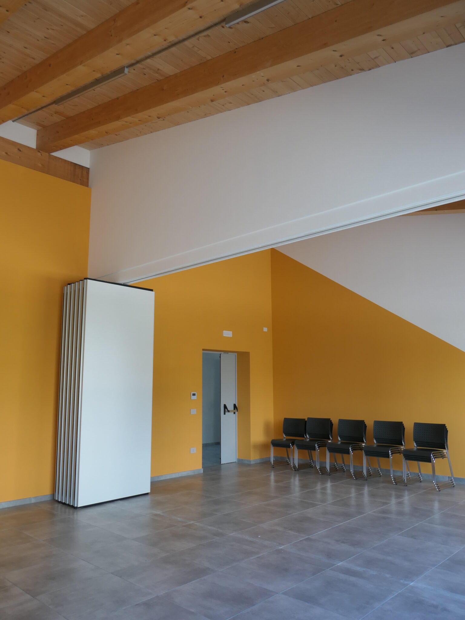 Nuovo Centro Parrocchiale Carlo Acutis - interno - sala gialla